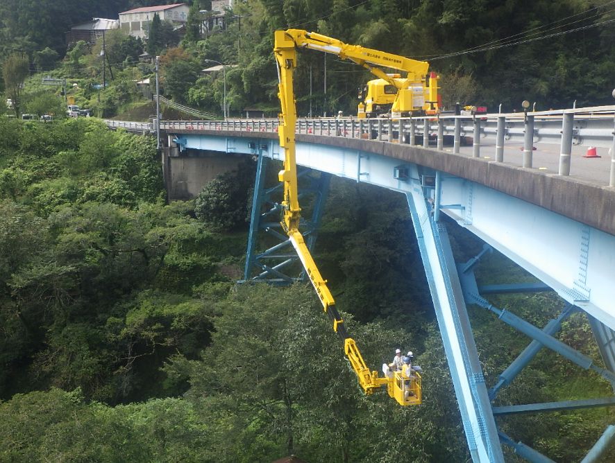 大型橋梁点検車