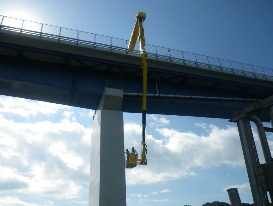 大型橋梁点検車